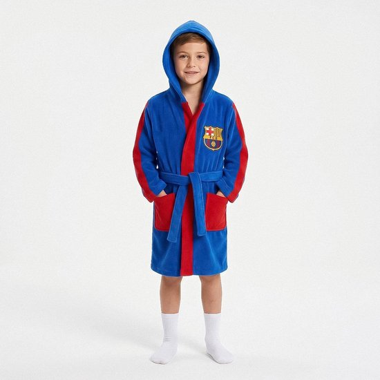 Jongen in een blauwe badjas met rode accenten, capuchon, riem en het FC Barcelona-embleem op de borst.