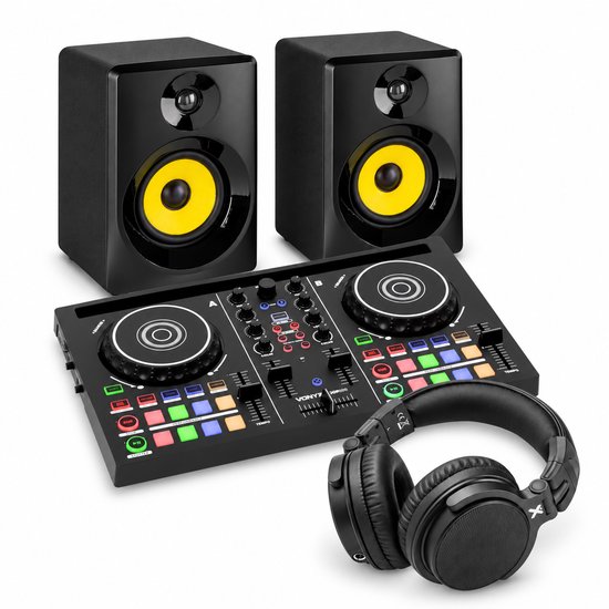 DJ-set met zwarte controller, actieve speakers met gele woofer en een koptelefoon.