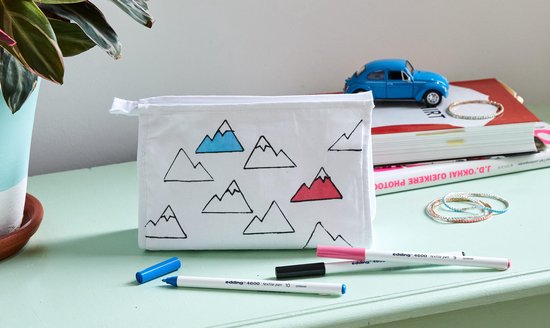 Witte toilettas met zwart-wit bergmotief. Sommige bergen zijn rood of blauw gekleurd.