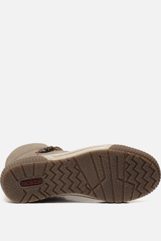 Onderkant van de beige Rieker laars met een bruine, geribbelde antislipzool voorzien van het Rieker-logo.