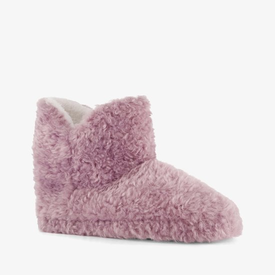 Roze pluche damespantoffel in een schuin zijaanzicht.