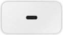 Close-up van de USB-C poort op een witte Samsung 15W oplader.