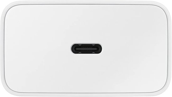 Close-up van de USB-C poort op een witte Samsung 15W oplader.