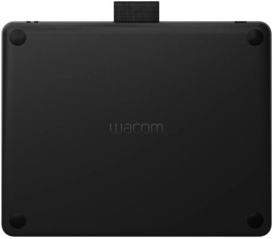 Achterkant van een zwarte Wacom-tablet met vier antislipvoetjes en 'Wacom'-logo.