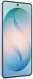Aanzicht van de zijkant van een lichtblauwe Samsung smartphone met een S-vormige blauw-roze achtergrond.