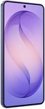 Schuin vooraanzicht van een Cobalt Violet smartphone met een vloeiend paars abstract ontwerp op het display.
