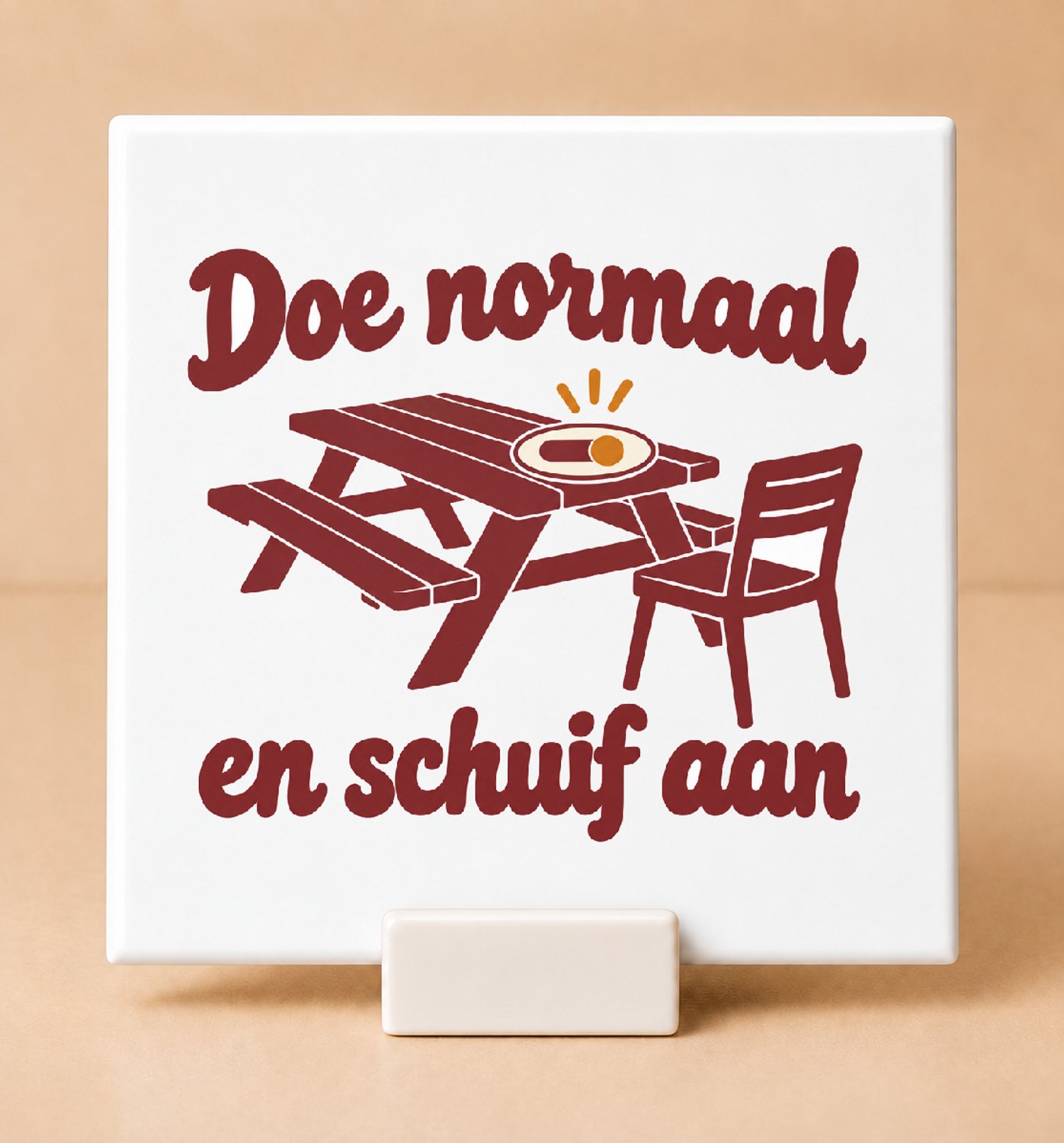 Bedruk King Speelse Gezelligheidsmaxxing Tegel – Jaren 70 Retro Wanddecoratie met Humoristische Tekst voor Thuis en Café - 11 x 11 cm met houder Wit