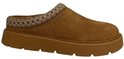 Bruine suède Skechers instapper met dikke plateauzool, geweven randpatroon en Skechers logo.