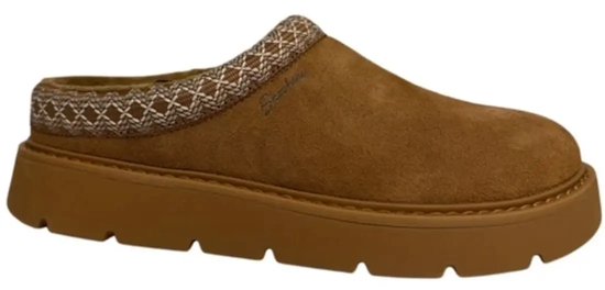 Bruine suède Skechers instapper met dikke plateauzool, geweven randpatroon en Skechers logo.