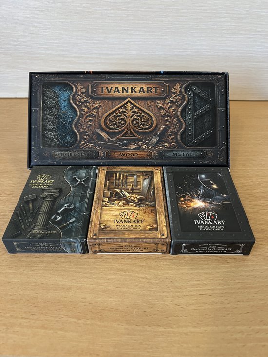 Ivankart-kaartspellen in een open verzameldoos met een schoppensymbool en labels voor Stone, Wood en Metal.