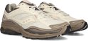 Paar Saucony Progrid Omni 9 sneakers in beige en bruin met vetersluiting en mesh details.