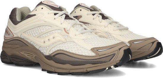 Paar Saucony Progrid Omni 9 sneakers in beige en bruin met vetersluiting en mesh details.