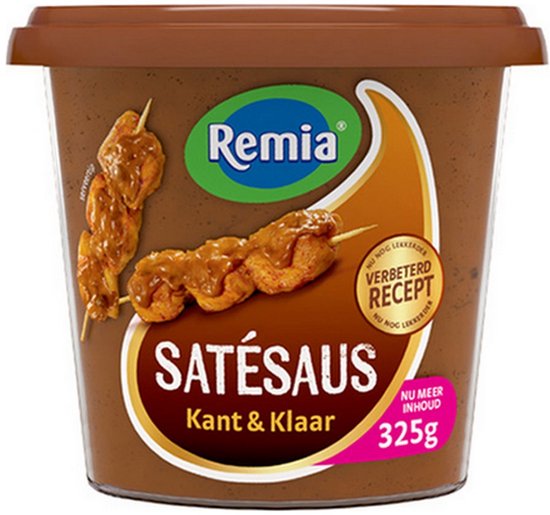 Bruine beker Remia satésaus, kant-en-klaar, 325g, met afbeelding van saté en tekst 'Verbeterd recept'.
