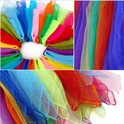 Collage van veelkleurige, doorschijnende chiffon doeken in cirkelvormige en gestreepte opstellingen.