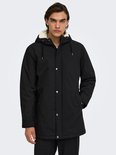 Zwarte parka met capuchon, crèmekleurige voering en zichtbare drukknoopsluiting.