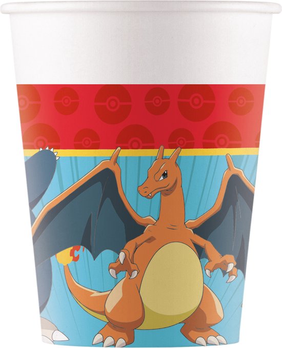 Papieren beker met een afbeelding van Charizard tegen een blauwe achtergrond en een rode band met Pokéball-patroon.