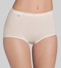 Beige Sloggi maxi-slip met kanten rand en blauw Sloggi-logo op de taille, gedragen door een model.