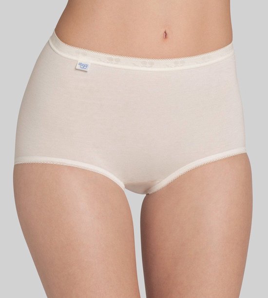 Beige Sloggi maxi-slip met kanten rand en blauw Sloggi-logo op de taille, gedragen door een model.