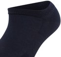 Close-up van de boord van een donkerblauwe Falke Active Breeze sneakersok.