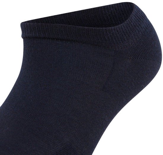 Close-up van de boord van een donkerblauwe Falke Active Breeze sneakersok.
