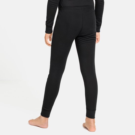 Achteraanzicht van een kind in een zwarte thermobroek met nauwsluitende enkels.