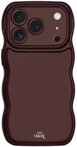 Een glanzend, golvend roodbruin telefoonhoesje met drievoudige camera, met het GWH-logo op de achterkant.