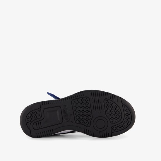 Zwarte rubberen buitenzool van de PUMA-sneaker met gestructureerd profiel en PUMA-merknaam.