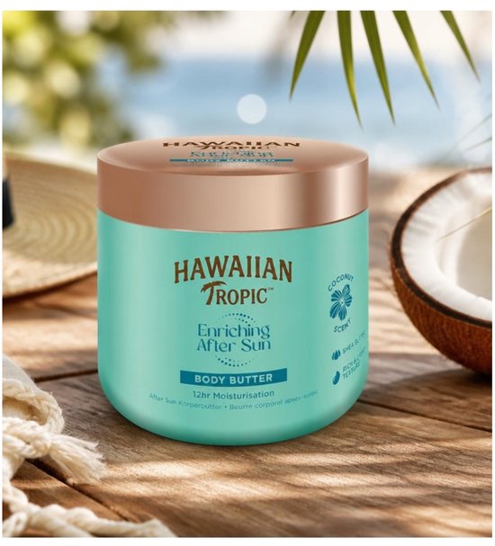 Pot Hawaiian Tropic Enriching After Sun bodybutter, turquoise met koperkleurige dop, op een houten ondergrond met kokosnoot.