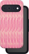 Roze en beige gestreept telefoonhoesje voor Google Pixel 11 Pro XL, diagonaal geplaatst voor een 3D-effect.