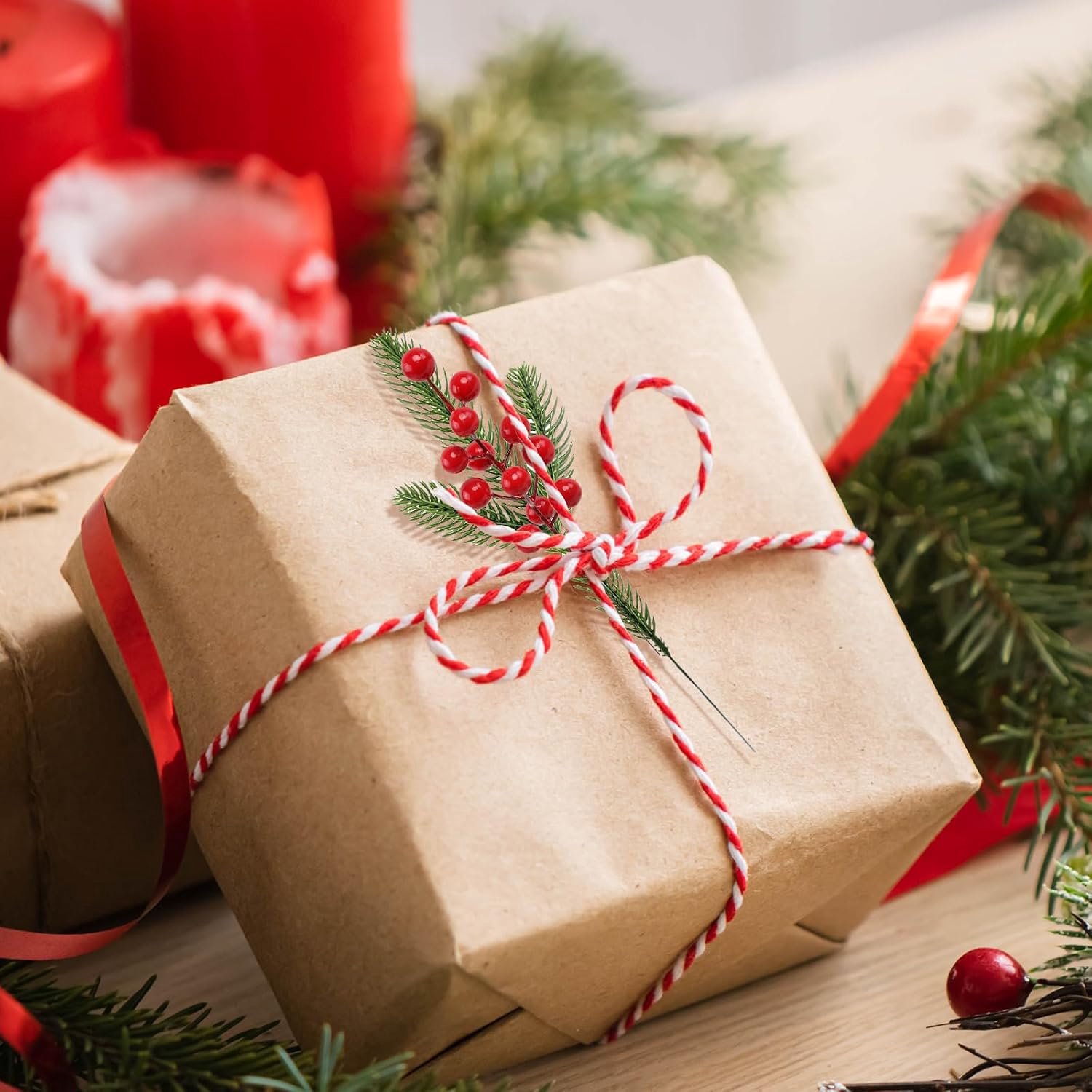 60 stuks kunstmatige dennentakken met kerstbessen - Rode bessen aan kunstmatige - groene kersttakken met dennennaalden - ornamenten voor kerstboomdecoraties, doe-het-zelf krans - kerstkrans zelf te maken - kerstboom, wenskaarten, feestjes – foto 3