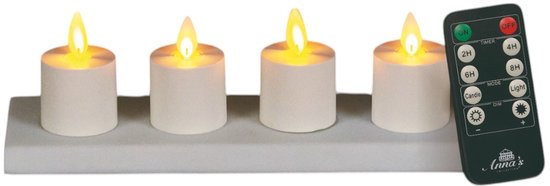 Vier witte led-theelichtjes op een grijze basis met een Anna's Collection afstandsbediening tegen een witte achtergrond.