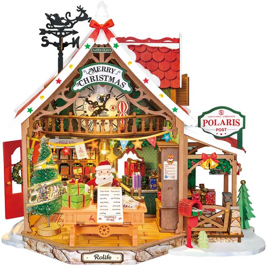 Volledig aanzicht van het Rolife Polaris Post miniatuurhuis met kerstverlichting, decoraties en de Kerstman.
