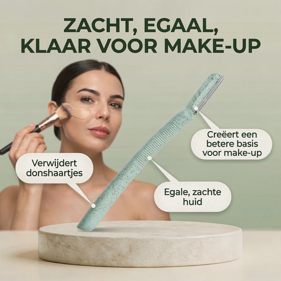 Vrouw past make-up toe terwijl ze een lichtgroene dermaplaning gezichtsverwijderaar vasthoudt.