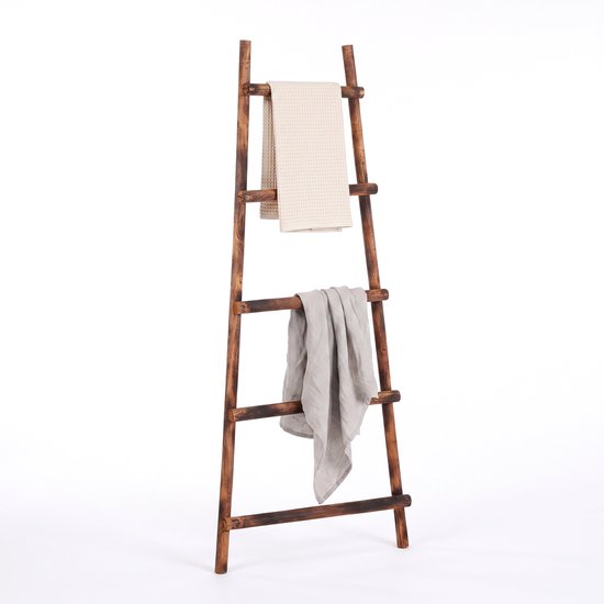 Houten decoratieladder met 5 sporten, een beige en een grijze doek erop.