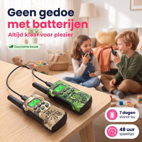 Kinderen zitten op de grond te spelen met camouflage walkietalkies. Info: geen batterijen nodig, 7 dagen stand-by, 48 uur speeltijd.