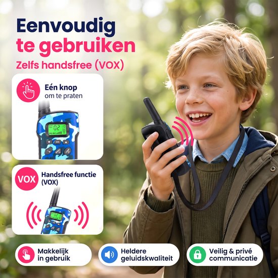 Jongens met walkie talkie in een bosrijke omgeving. Iconen voor "één knop om te praten" en "handsfree functie (VOX)".