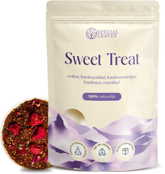 Zakje 'Sweet Treat' thee naast een schaaltje vol gedroogde frambozen en rooibos thee.