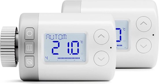 Twee witte radiatorthermostaten, een met een grijs handwiel en een digitaal display met 21.0 graden.