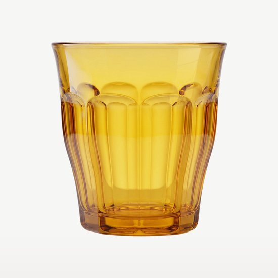 Un verre Duralex Picardie ambré aux côtes verticales.