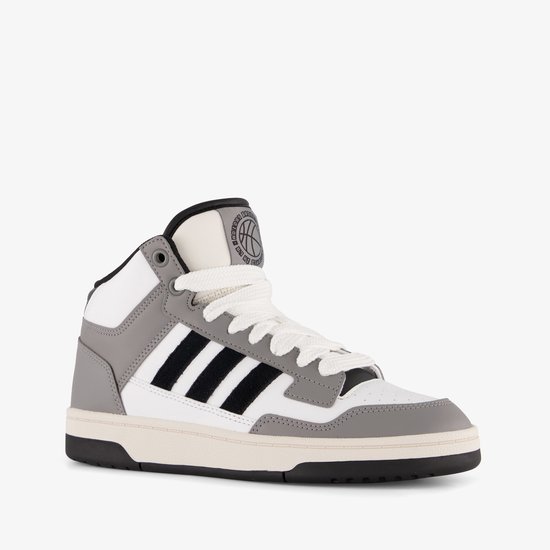Zijaanzicht van een witte, grijze en zwarte adidas mid-top sneaker met witte veters, zwarte strepen en detail op de tong.