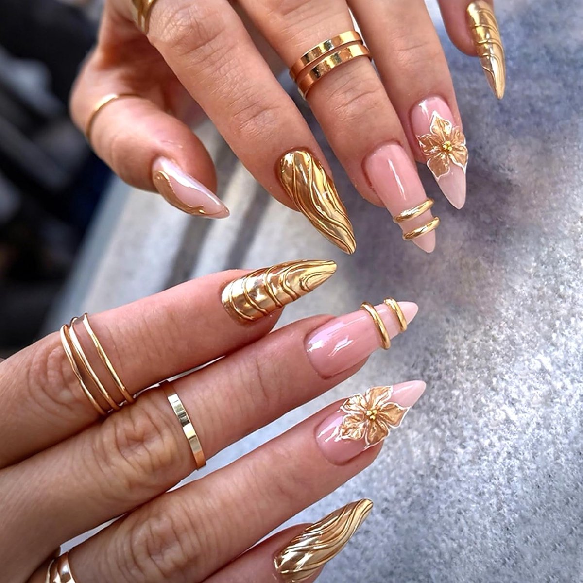 24 stuks amandel press-on nagels, middellang, 3D-bloemen, Franse nagels, om op te plakken, roze goud, elegante acryl kunstnagels, herbruikbare volledige cover kunstnagels voor dames en meisjes