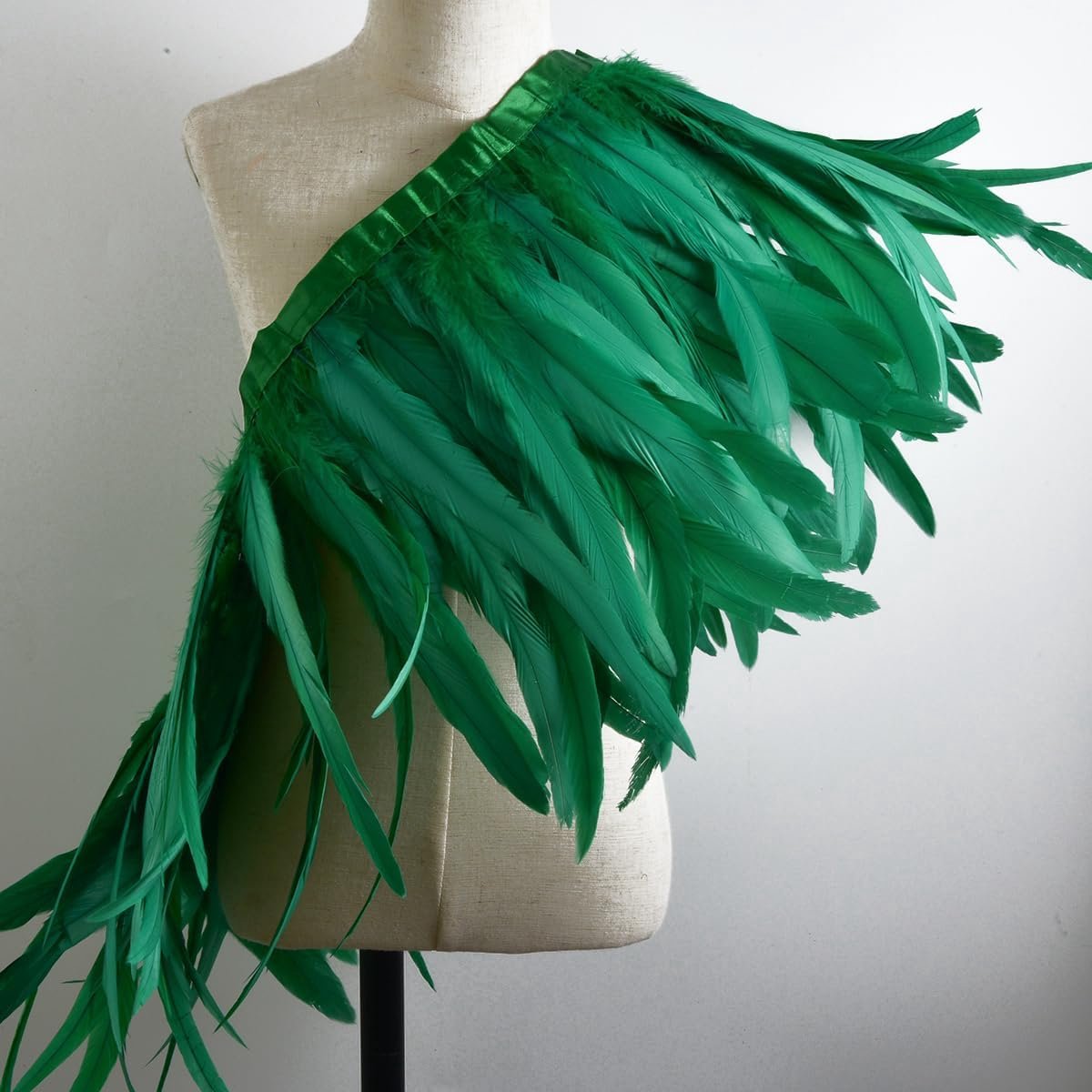 Franje met Satinlint, 2 Meter Lang en 28-33cm Breed, Natuurlijke Veren voor Naaien, Kostuums, Carnaval, Halloween, Bruiloft en DIY Handwerk (Groen)