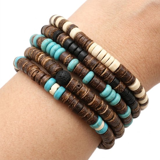 Close-up van een set van 5 armbanden met bruine, turquoise, crème en zwarte schijfkralen, en een lavakral.