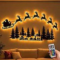 Silhouet van de slee van de kerstman met rendieren, kerstdorp en kerstbomen, verlicht met een warme gloed.