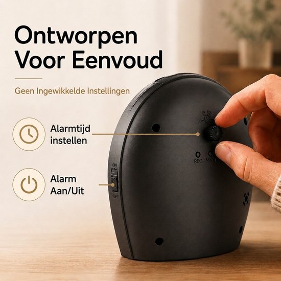 Hand stelt alarm in op de achterkant van een zwarte Atrium radiogestuurde wekker.