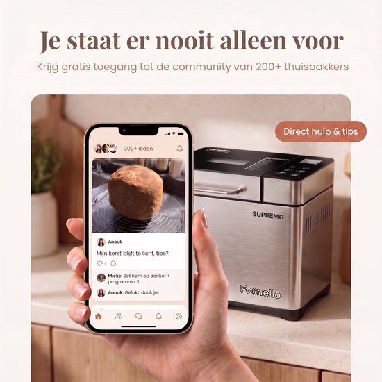 Telefoon met een social media post over brood en een roestvrijstalen broodbakmachine op de achtergrond.