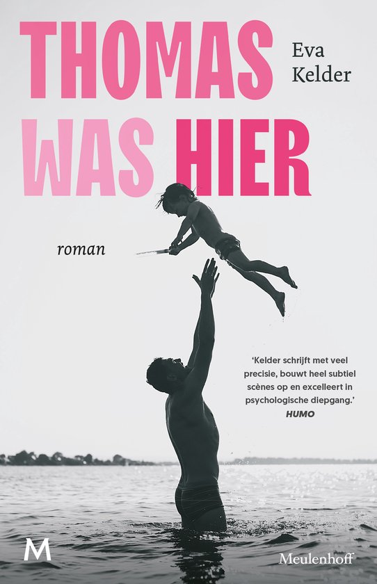 Cover van Thomas was hier door Eva Kelder, met een man die een kind omhoog tilt in het water, roze titeltekst.