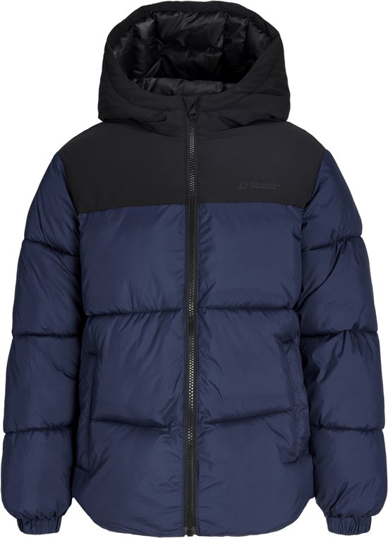 Gewatteerde jas met capuchon in donkerblauw en zwart, met het JJ Studio logo op de borst.