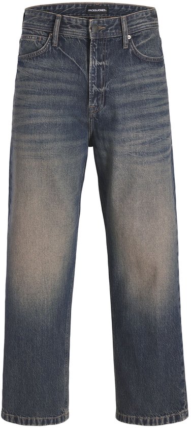 Voorkant van baggy spijkerbroek in verwassen blauw met knoopsluiting en 'JACK & JONES' merkteken.