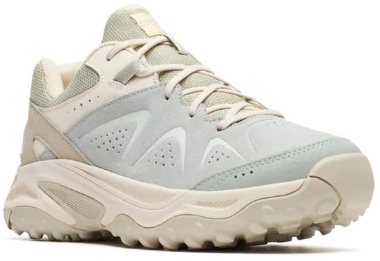 Driekwart aanzicht van de Merrell Yokota 3 Gore-Tex wandelschoen in lichtgrijs en beige tinten.